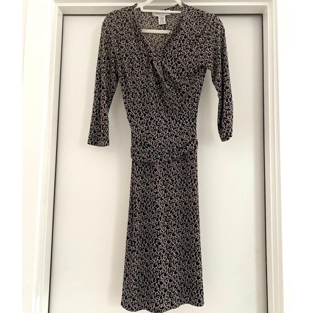 Swirl design v neck tie back dress